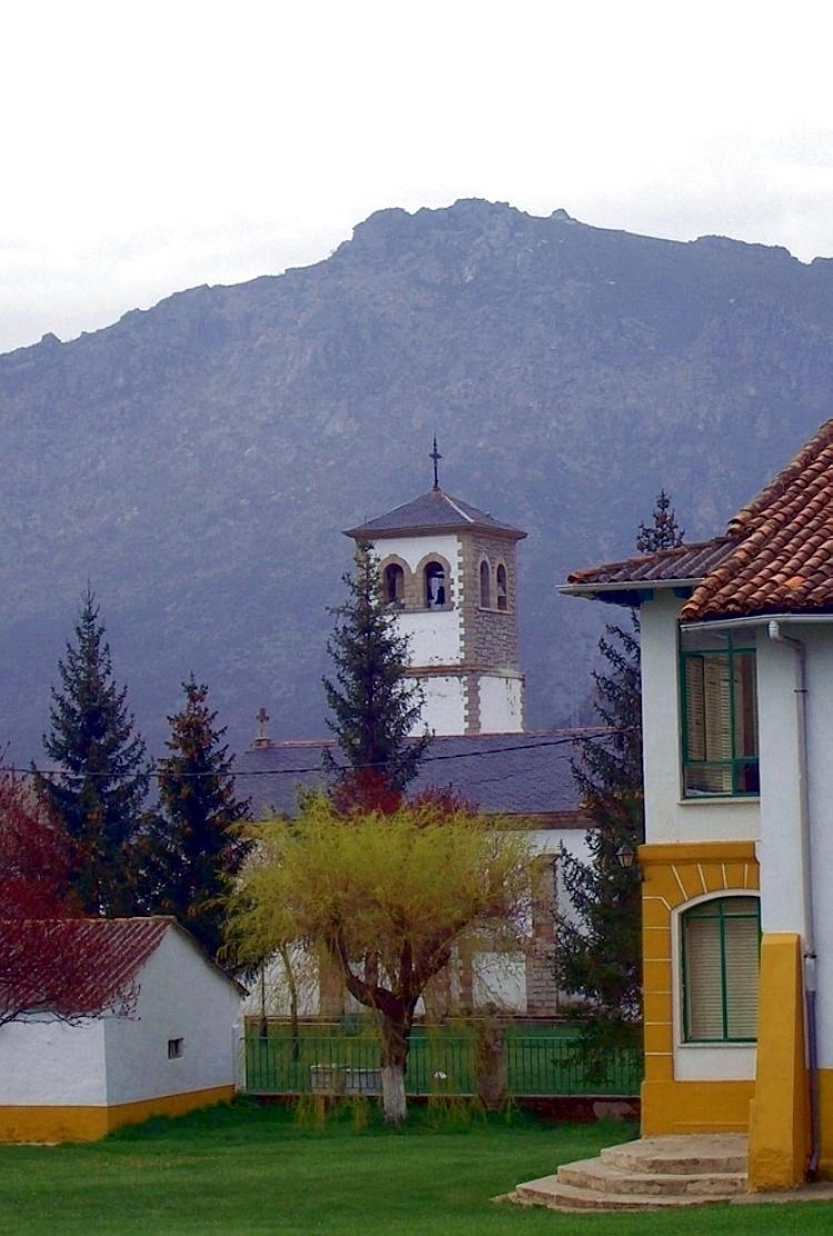 Vista de la iglesia de Villamanín.