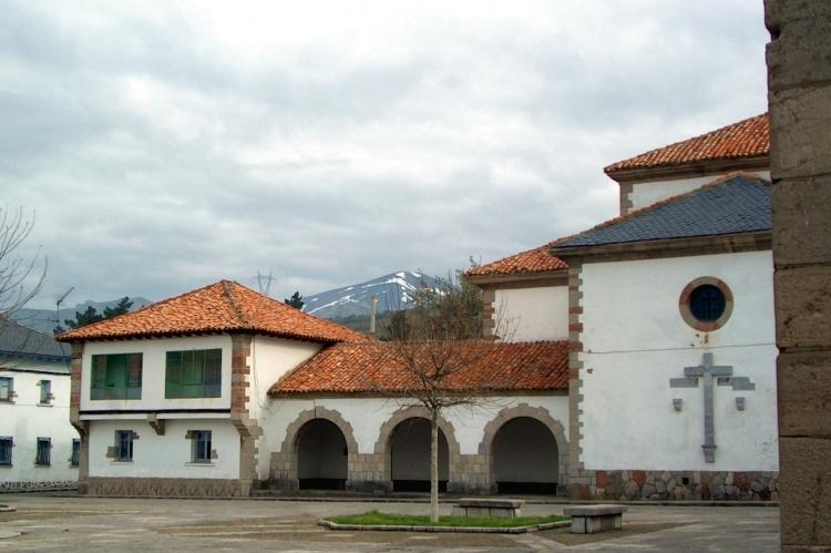 La iglesia y el Cueto Millaró.