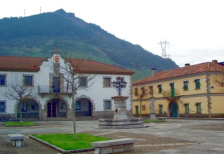 El ayuntamiento y el albergue.