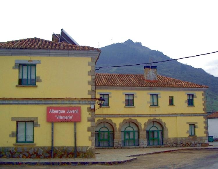 El albergue y el Pico de la Mata.