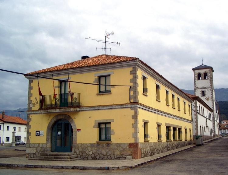 El albergue y la iglesia.